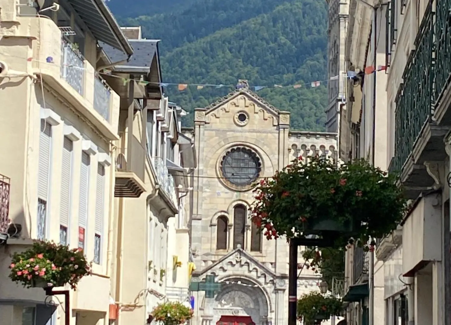 Central & Standing Germes, Traversant Avec Parking - Lits 180 King Size Et 160 Queen Size - Linge De Lit Et De Toilette Inclus Bagnères-de-Luchon 0*,  Francia