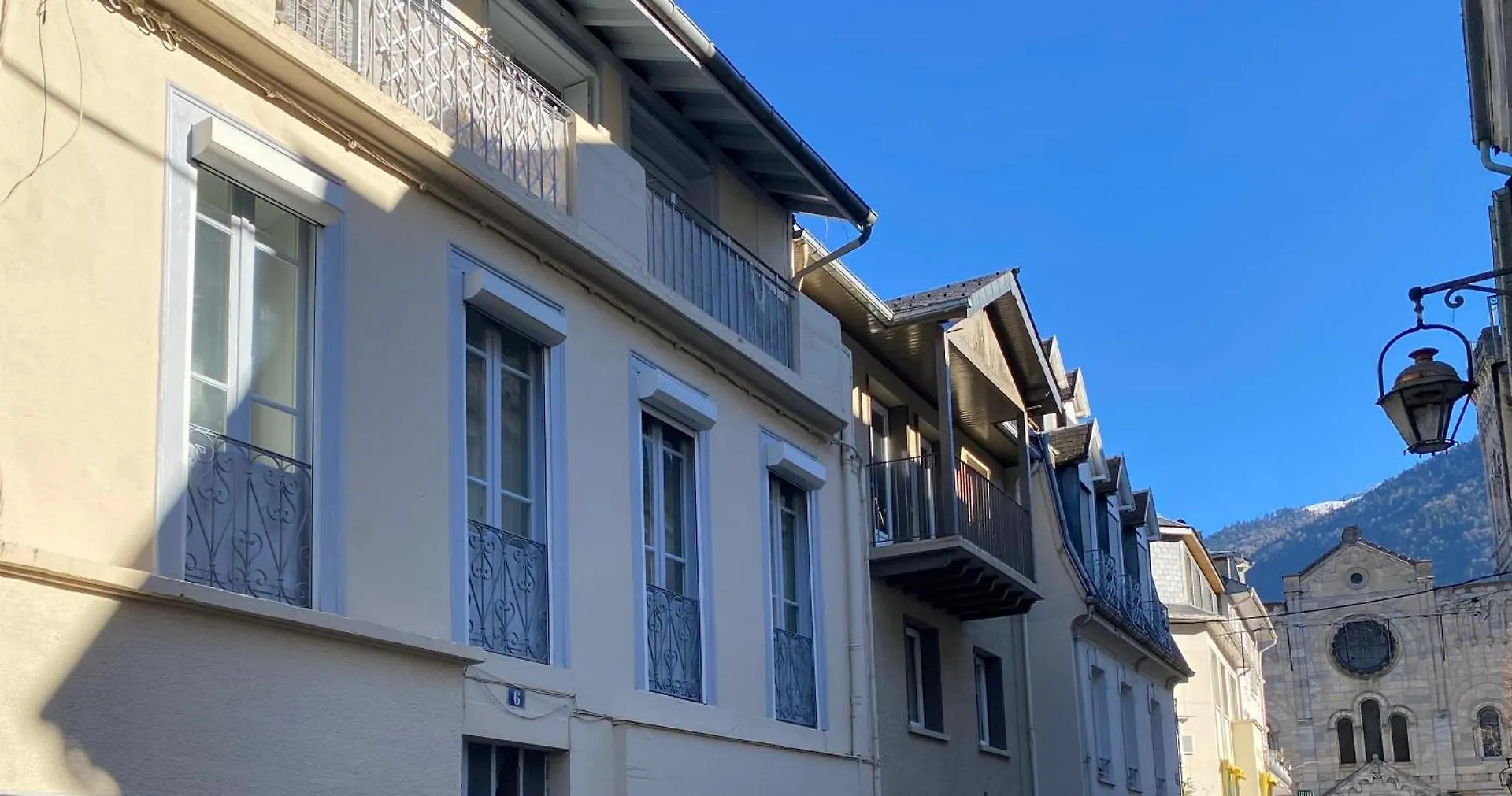 Central & Standing Germes, Traversant Avec Parking - Lits 180 King Size Et 160 Queen Size - Linge De Lit Et De Toilette Inclus Bagnères-de-Luchon Apartamento